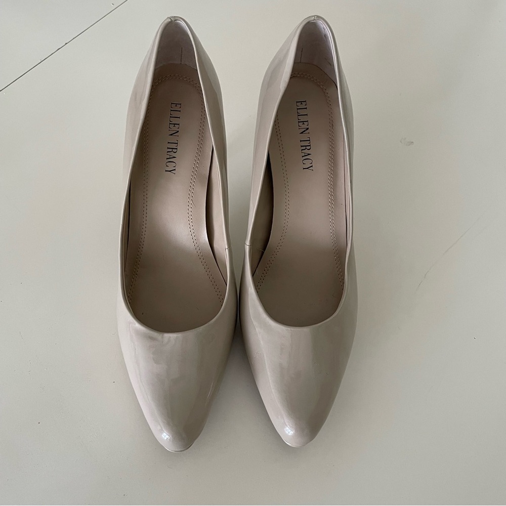 Women’s Ellen Tracy Nude/Light Beige Patent Leather 4” Heels/Pumps Size 8 1/2